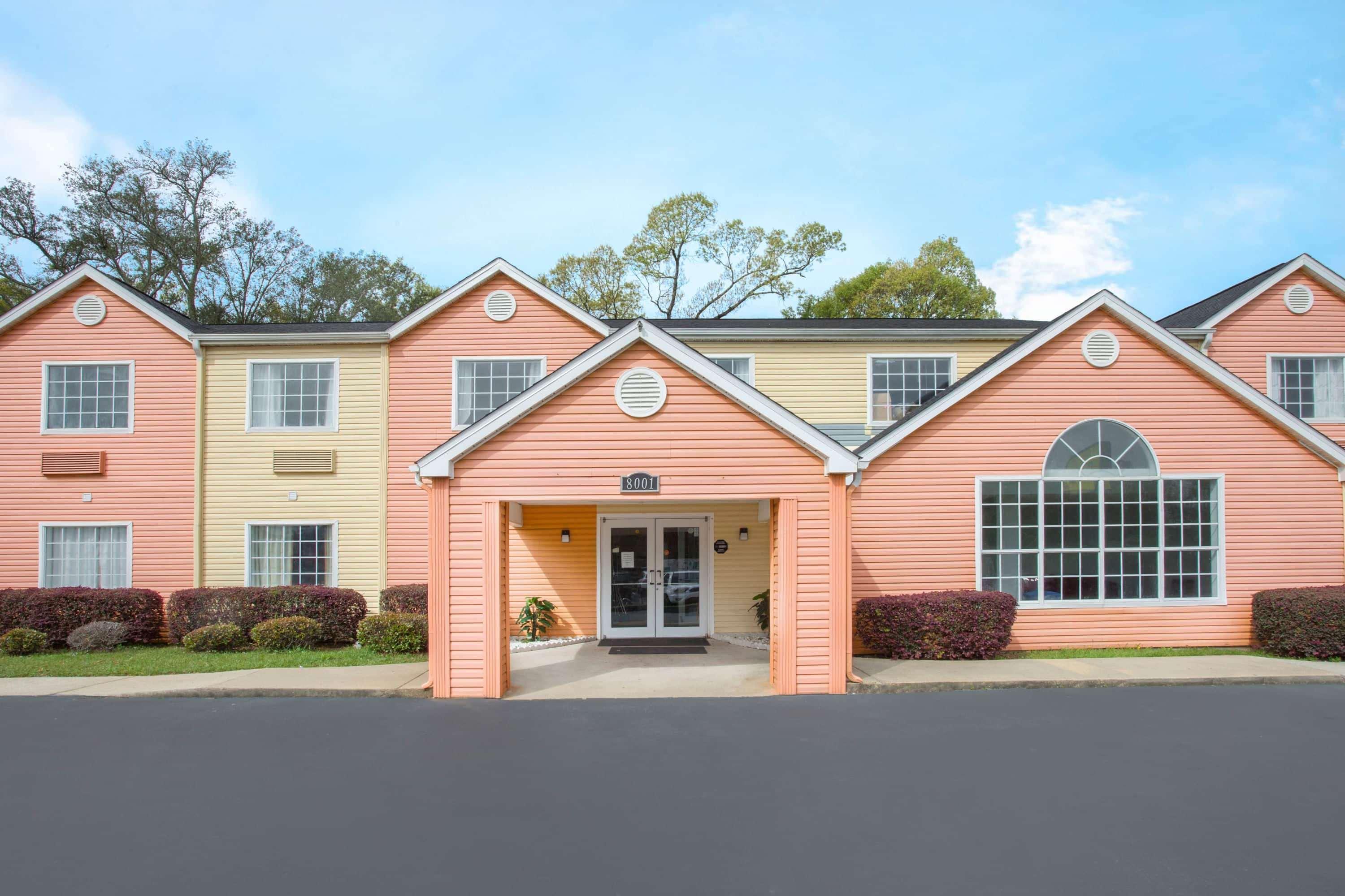 Super 8 By Wyndham Pensacola Hotel Exterior photo